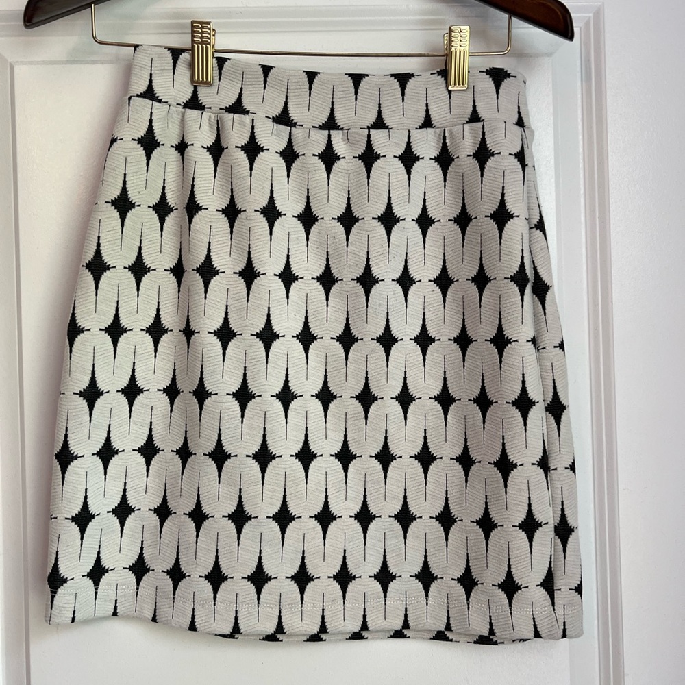 White and black skirt with geometric detail. Good condition.